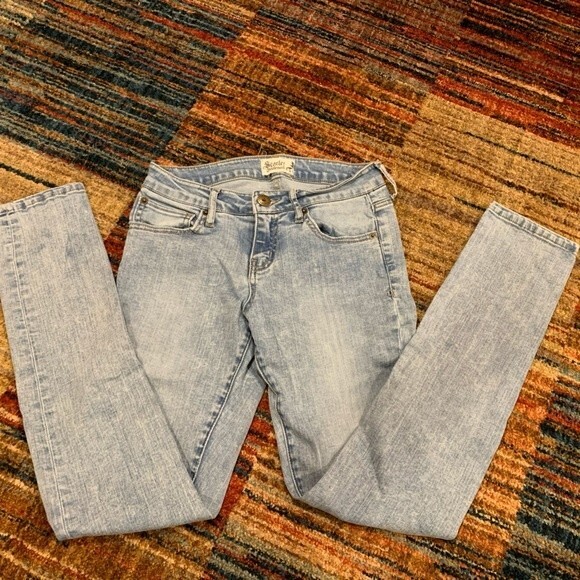 Scarlet Boulevard size 26 light was skinny jeans. Ripped over knees - Picture 6 of 7